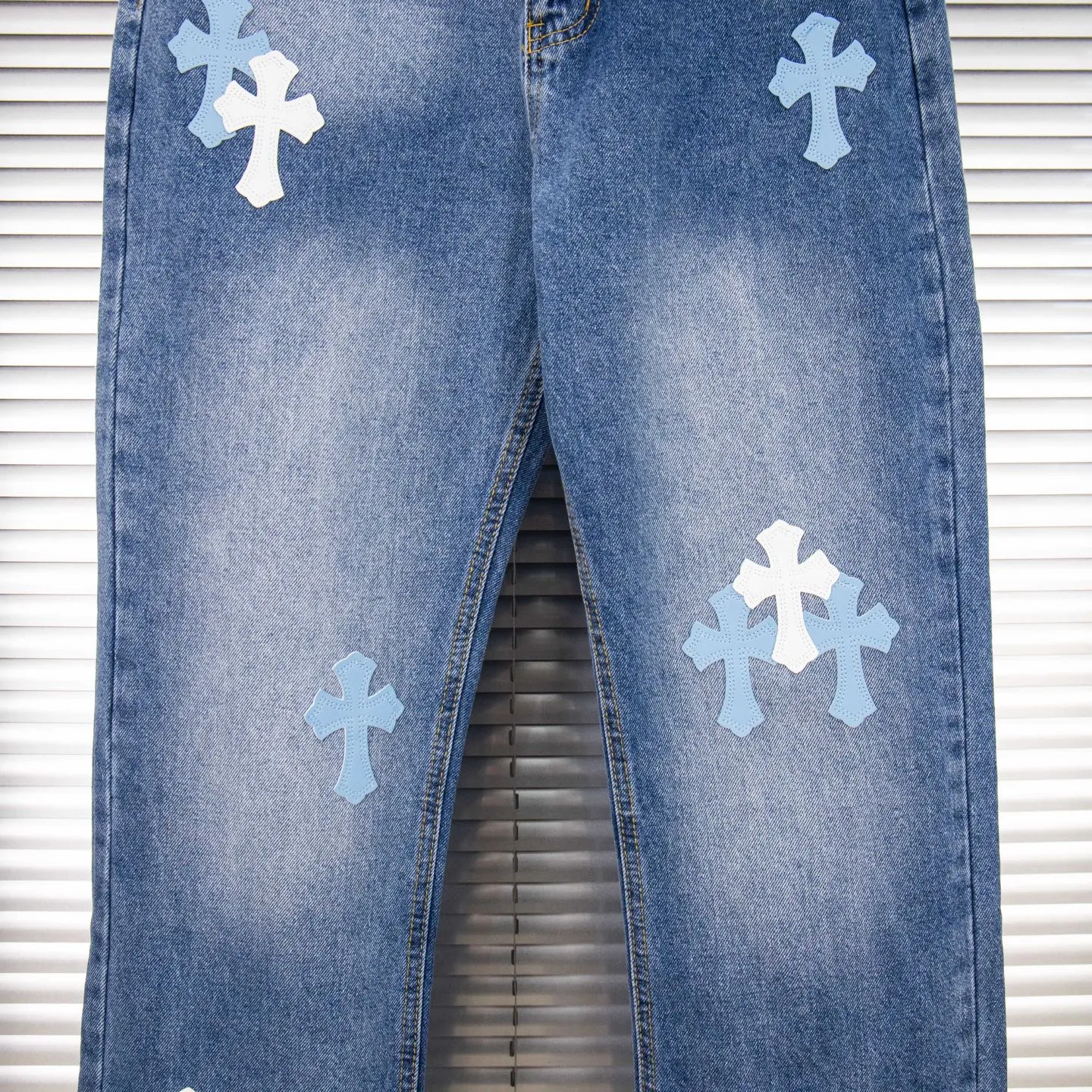 P260 Chrome Hearts light blue pants, Sanskrit blue and white patchwork leather jeans. CH jeans need to be washed and then disassembled and hand-stitched with sheepskin cross leather and then spliced ​​together. The whole piece has too many craftsmanship to explain. The patchwork cross pattern is embellished, and the high-waisted washed jeans! ! Absolutely high-end luxury products, god-level single products and super popular products, made with top heavy industry, a must-see magic weapon. Customized hardware. The fabric is thick and soft after washing. It has good breathability. Customized small leather label. Unique design. The details are simple and elegant, and the workmanship is exquisite. The entire trousers are neatly routed and the details are in place! It’s so cool that both men and women can easily control the genderless trend! Style number: 1805# Color: blue Size: 28 30 32 34